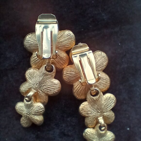 Clip-on Gold-tone Articulated Rhinestone Flower Earrings - Picture 2 of 2